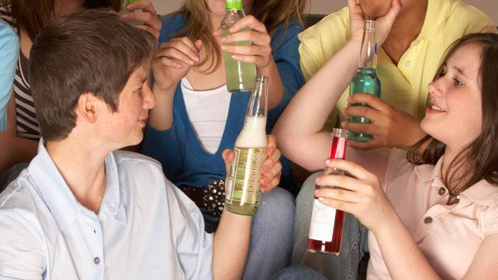 Подростки пьют алкоголь